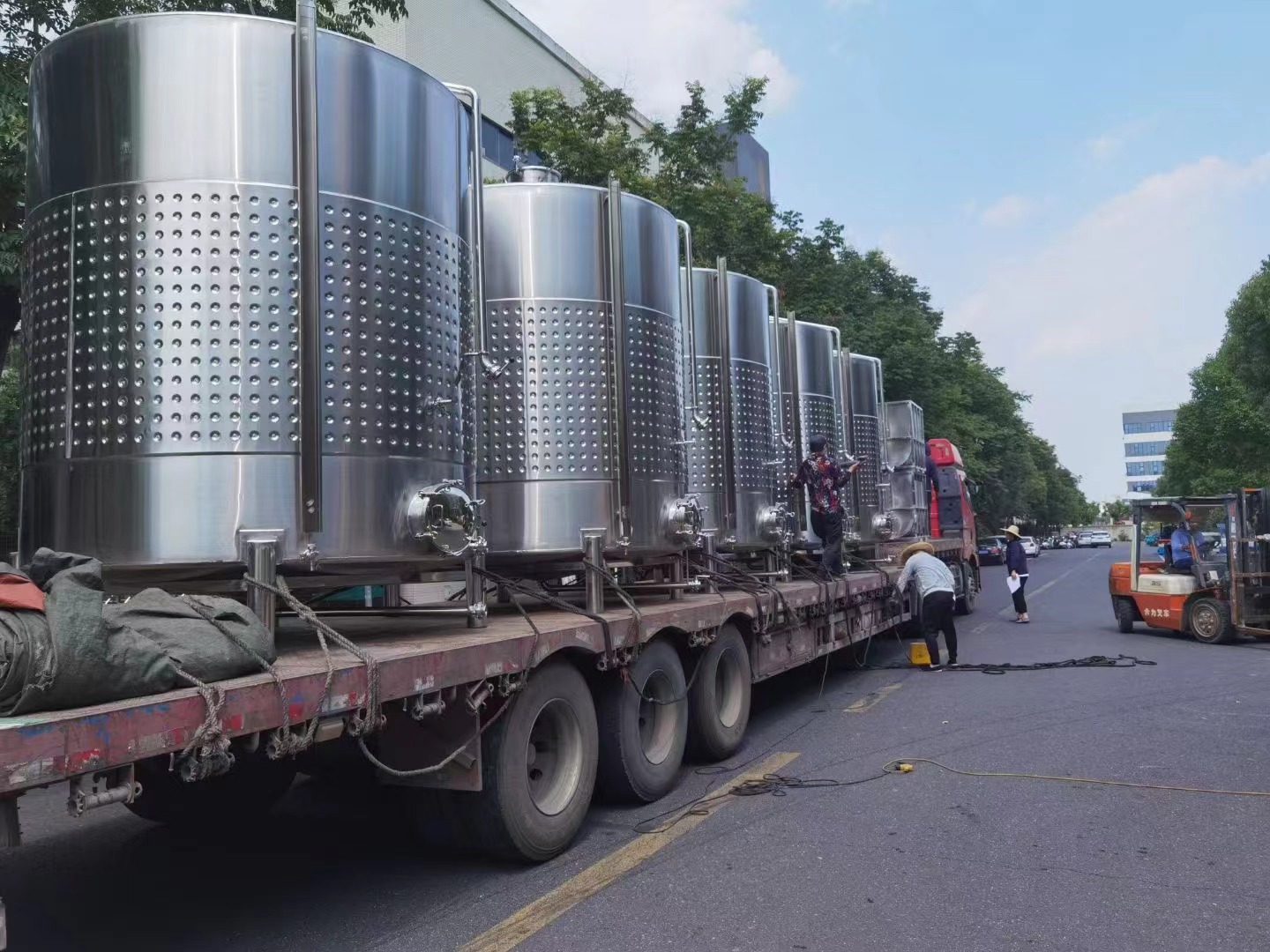 山東濰坊市安丘市的一車果酒設(shè)備已發(fā)出！